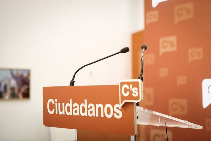 Archivo - El logo de Ciudadanos en un atril de una sala de prensa.