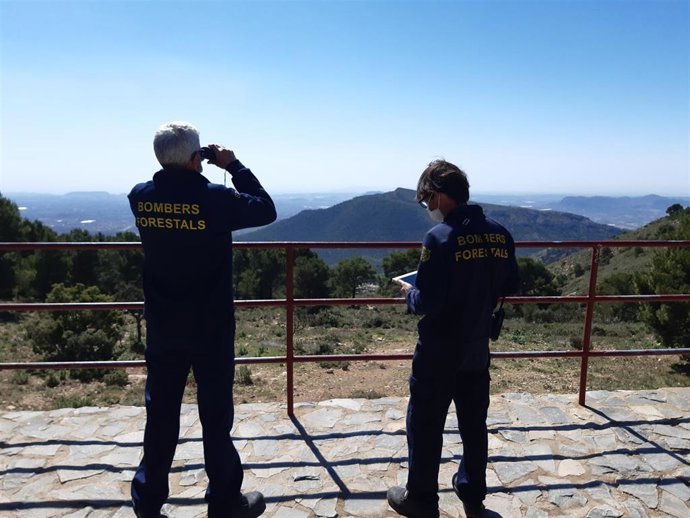 Archivo - Bomberos forestales vigilando