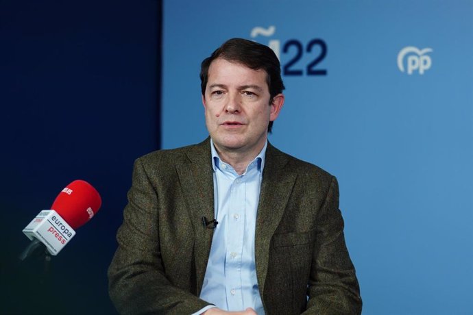 Alfonso Fernández Mañueco durante la entrevista concedida al EP en la sede del PP en Salamanca.