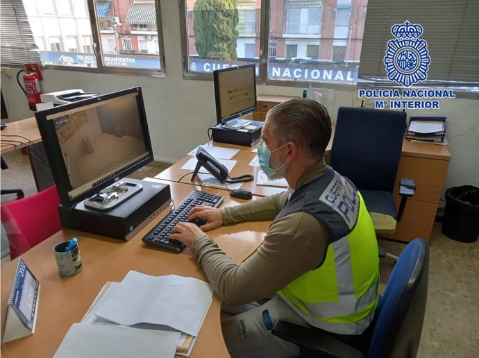 Un agente durante la investigación