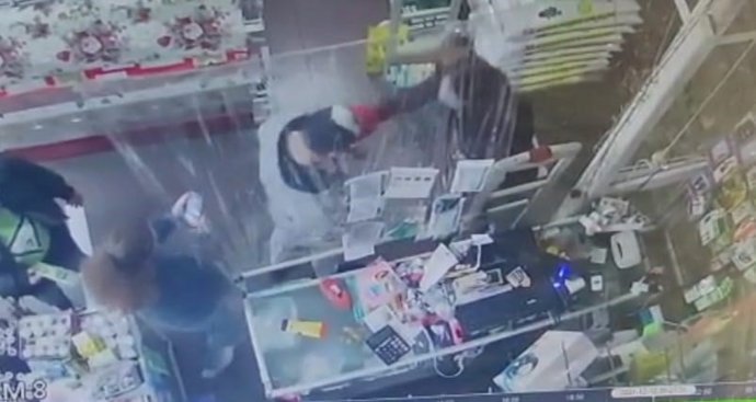 La Guardia Civil ha esclarecido el robo del bazar de Sanlúcar la Mayor gracias al visionado de las cámaras del establecimiento.