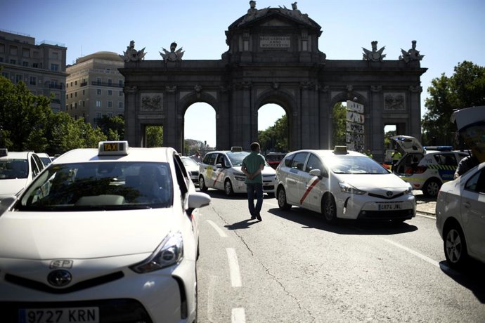 Archivo - Taxistas