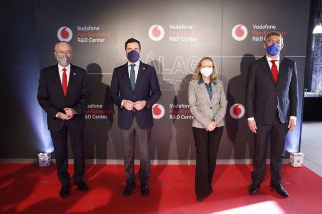 El alcalde de Málaga, Francisco de la Torre, el presidente de la Junta de Andalucía, Juanma Moreno, la ministra de Asuntos Económicos y Transformación Digital, Nadia Calviño, y el consejero delegado de Vodafone España, Colman Deegan.