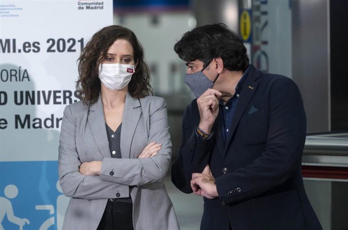 Archivo - La presidenta de la Comunidad de Madrid, Isabel Díaz Ayuso, conversa con el consejero de Transportes e Infraestructuras de la Comunidad de Madrid, David Pérez.