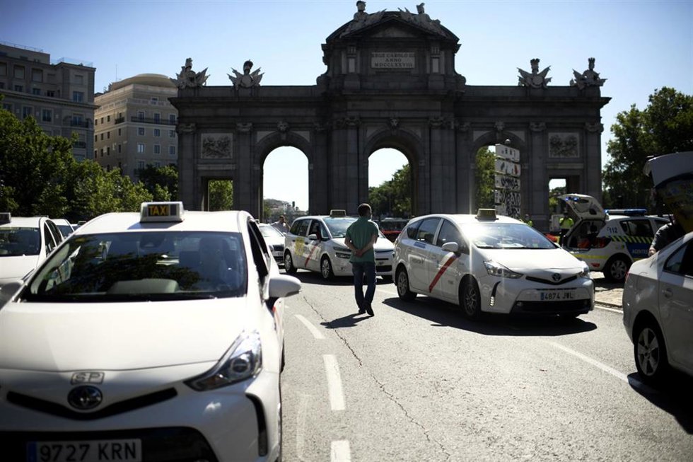 Archivo - Taxistas
