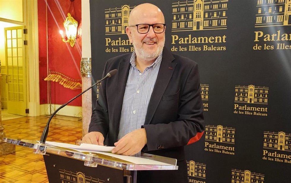El portavoz parlamentario de MÉS per Mallorca, Miquel Ensenyat, en una rueda de prensa en la Cámara balear.