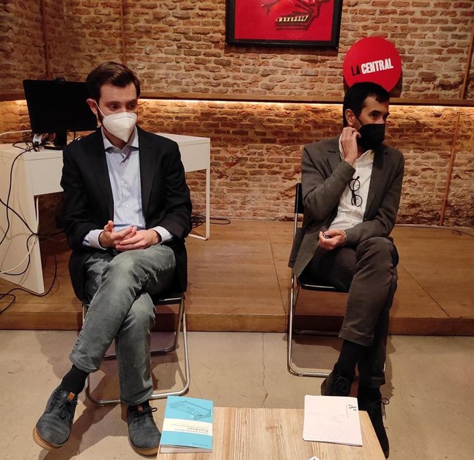 El escritor David JiménezTorres (i), junto con el editor de Libros del Asteroide, Luis Solano