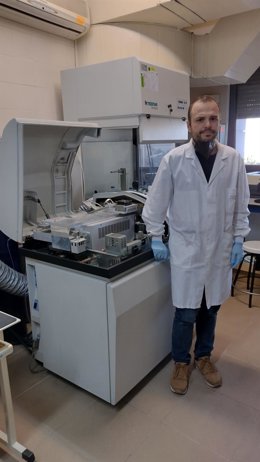 El investigador Mirco Ramacciotti, con el equipo de ICP-MS, en los laboratorios ArchaeChemis del Departamento de Química Analítica de la UV.