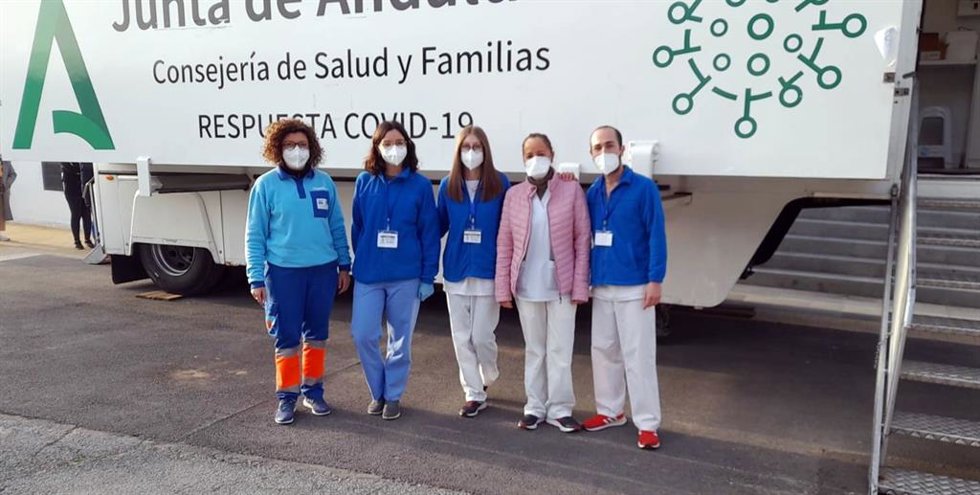 La unidad móvil de la Junta de Andalucía para vacunación, en Arahal.