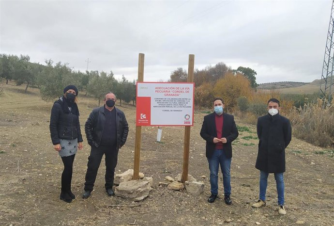 Olmo (segundo por la dcha.) visita la adecuación del cordel 'Vereda de Granada'.