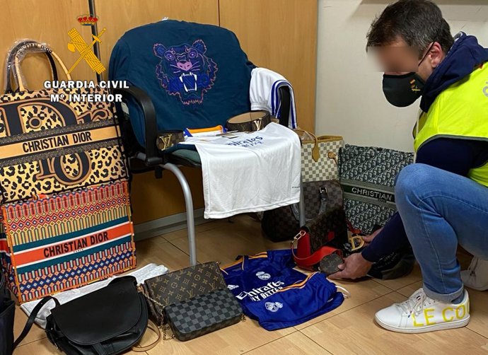 Mercancía falsificada intervenida en el mercadillo de Santoña