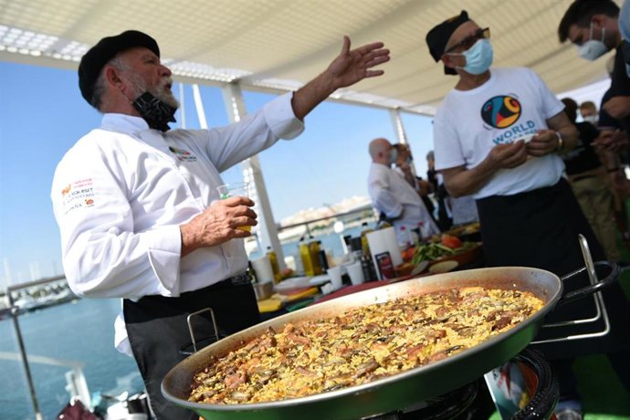 Archivo - Un chef hace una paella, en la IV edición del World Paella Day 2021, con motivo del día internacional de la Paella, en la Marina de Valencia, a 20 de septiembre de 2021, en Valencia