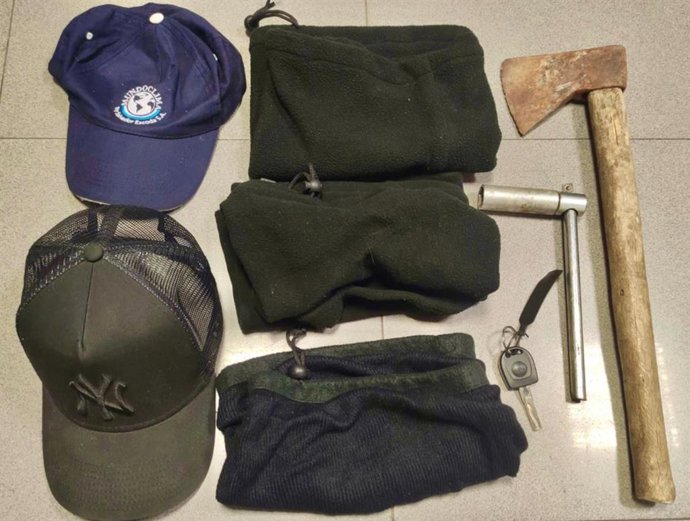 Elementos encontrados en el vehículo de los dos detenidos por intentar sustraer un coche en Valladolid.