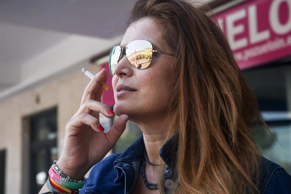 Archivo - Mujer fumando un cigarro.