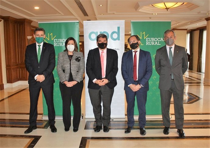 El ministro de Inclusión, Seguridad Social y Migraciones, José Luis Escrivá, y la consejera de Economía, Patricia Franco, en el encuentro organizado en Toledo por la Asociación para el Progreso de la Dirección y Eurocaja Rural.