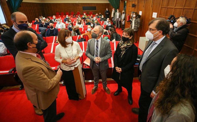 La consejera de Empleo y Políticas Sociales, Ana Belén Álvarez, y el director general de Trabajo, Gustavo García, presentan en una jornada en la Cámara de Comercio nuevas ayudas para microempresas, autónomos y cooperativas