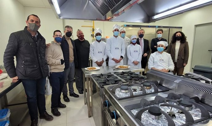 El presidente del Instituto Provincial de Bienestar Social (IPBS) de la Diputación de Córdoba, Francisco Ángel Sánchez (tercero por la izda.), visita un centro de Prode.