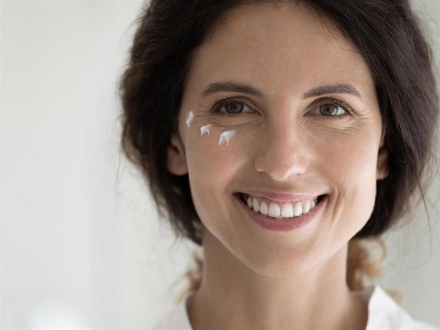 Con estos consejos conseguirás desinflamar de manera notable las bolsas bajo tus ojos