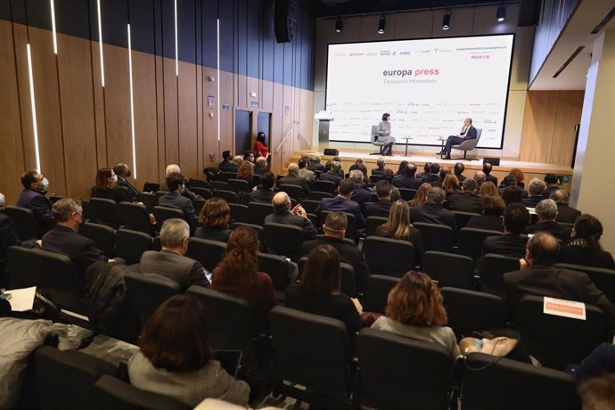 La ministra de Ciencia e Innovación, Diana Morant, y el director de Europa Press, Javier García Vila, conversan en un desayuno informativo de Europa Press, en el Auditorio Meeting Place Orense, a 31 de enero de 2022, en Madrid