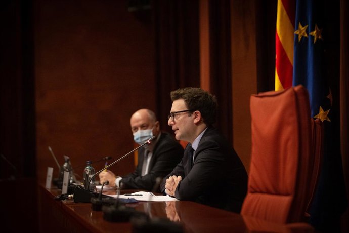 El president del Consell Catal del Moviment Europeu, Xavier Ferrer (e), i el cap de la Representació de la Comissió Europea a Barcelona, Manuel Szapiro (d), intervenen en la XXXI Jornada Europea del Consell Catal del Moviment Europeu, al Parlament.