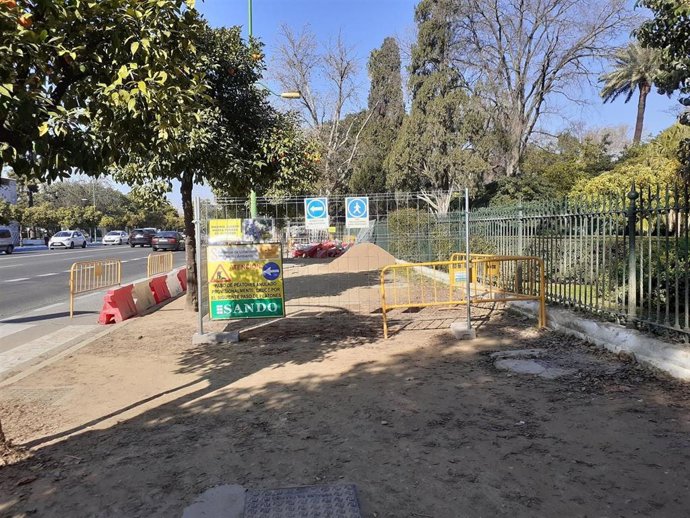 La Gerencia de Urbanismo del Ayuntamiento de Sevilla, con el distrito Sur, está coordinando la obra de mejora en el Paseo de las Delicias.