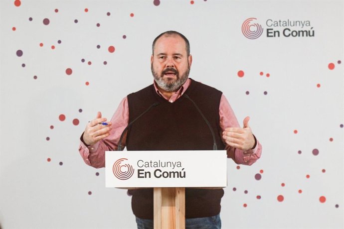 El portavoz de los comuns y diputado en el Congreso, Joan Mena, en rueda de prensa