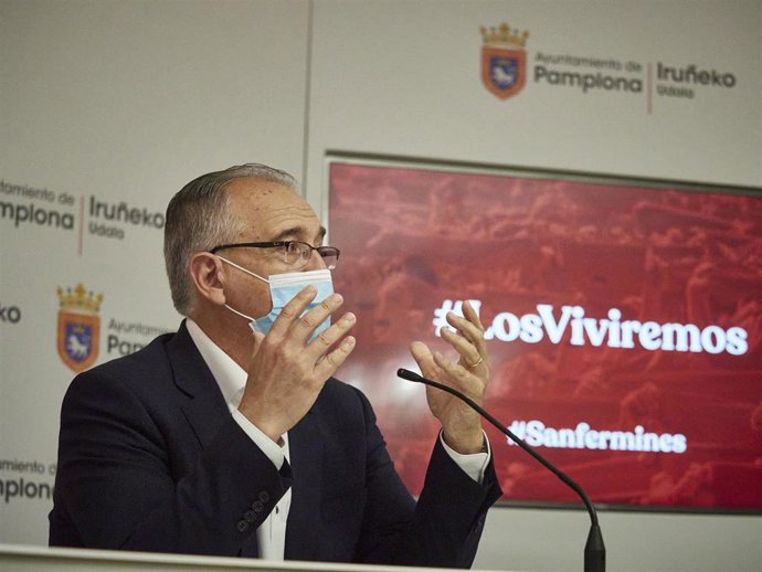 Archivo - El alcalde de Pamplona, Enrique Maya, en una rueda de prensa (archivo)
