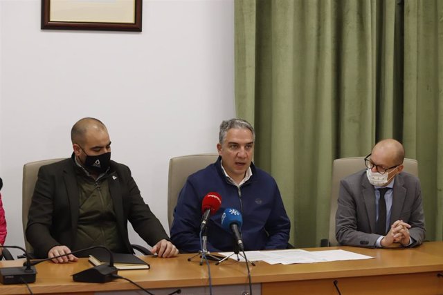 El consejero de presidencia de la Junta de Andalucía, Elías Bendodo (c), atiende a los medios, durante la visita al Ayuntamiento de Yunquera, a 31 de enero del 2022 en Málaga (Andalucía).