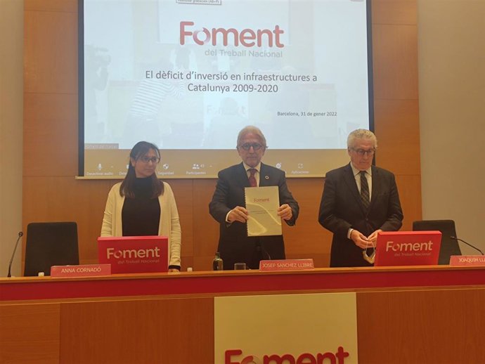La presidenta de la comissió d'infraestructures, Anna Cornadó; el president de Foment del Treball, Josep Sánchez Llibre, i el vicepresident de Foment i president de la Cambra de Contractistes i Obres, Joaquim Llansó, en la roda de premsa