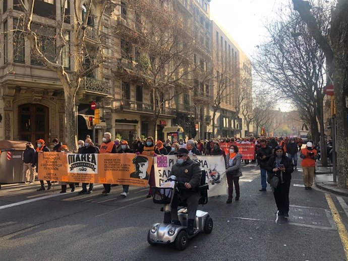 Unas 200 personas se manifiestan en Barcelona convocados por Marea Pensionista de Catalunya