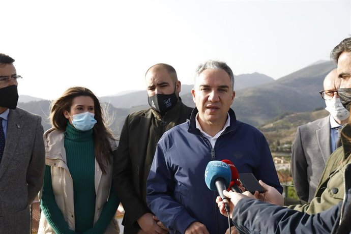 El consejero de presidencia de la Junta de Andalucía, Elías Bendodo, en declaraciones a la prensa después de la visita a  la Torre de Yunquera, Vigía de la Sierra de las Nieves  a 31 de enero del 2022 en Yunquera, (Málaga, Andalucía) 31/1/2022
