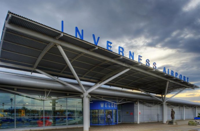 Archivo - El aeropuerto internacional de la localidad escocesa de Inverness ha puesto en marcha recientemente el sistema InNOVA de aproximación y torre de Indra para el tratamiento de datos de vigilancia