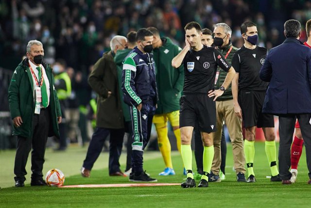 De Burgos Bengoetxea antes de suspender el partido entre Betis y Sevilla, de Copa del Rey, por el lanamiento de un objeto al sevillista Joan Jordán