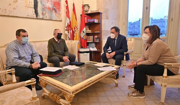 Reunión en el Ayuntamiento de Salamanca con la presencia del alcalde, Carlos García (tercero por la izquierda), y el Defensor de los Mayores, Jesús Sánchez (segundo por la izquierda).