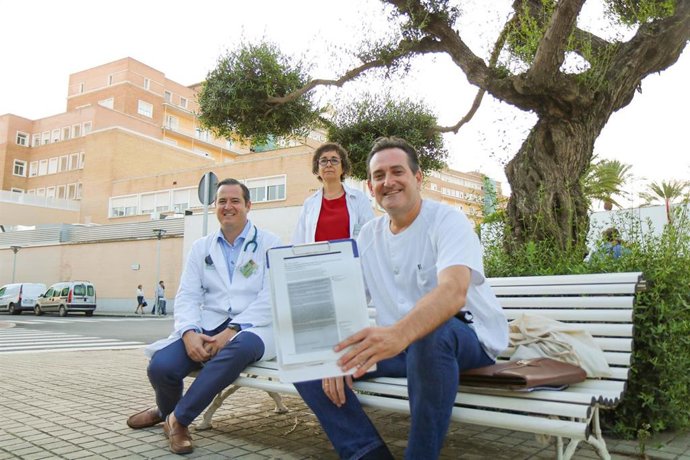 Los doctores Eduardo Márquez Martín, Remedios Otero Candelera y Luis Jara Palomares son los tres especialistas que participan en el ensayo.