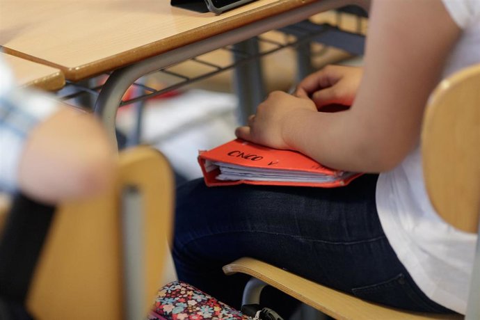 Archivo - Imagen de recurso de una estudiante en un aula.