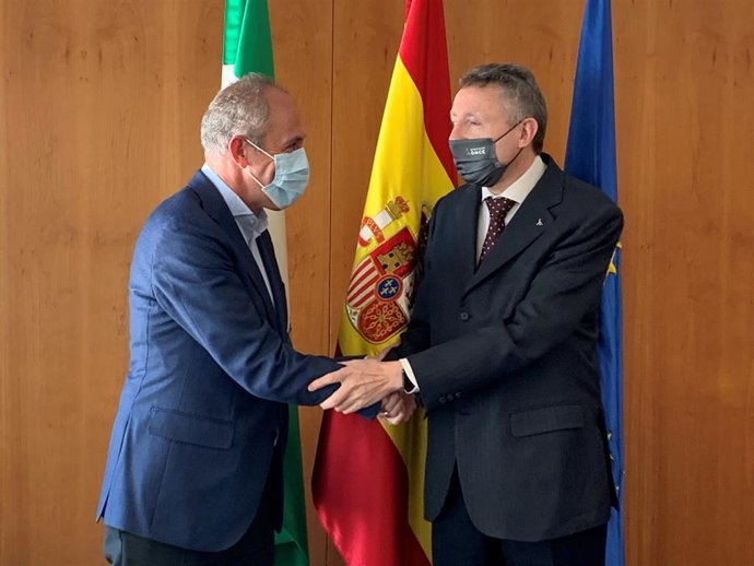 De izquierda a derecha, el alcalde de Tomares, José María Soriano, y el delegado territorial de la ONCE en Andalucía, Ceuta y Melilla, Cristóbal Martínez.