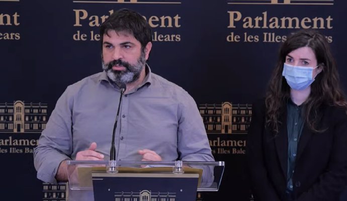 La portavoz parlamentaria adjunta de Unidas Podemos, Esperana Sans, y el portavoz adjunto de MÉS, Josep Ferr, durante la presentación de la iniciativa.