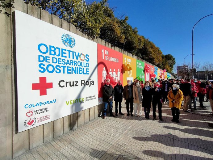 Autoridades en la inauguración del nuevo mural con los Objetivos de Desarrollo Sostenible.