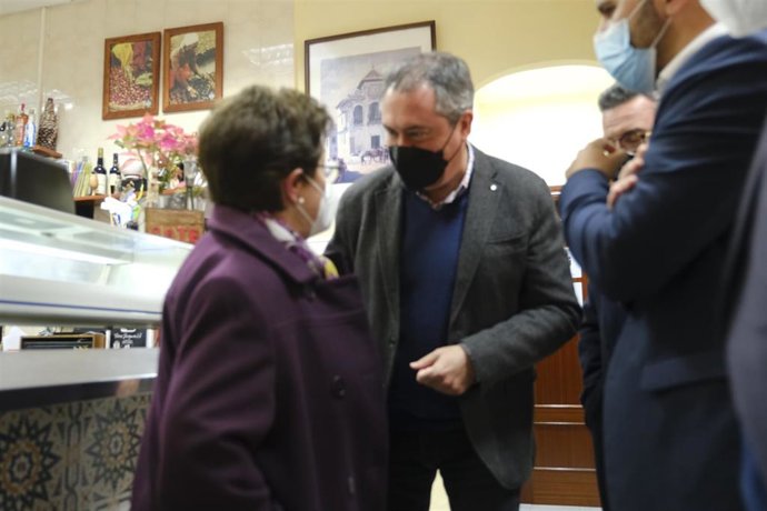 Juan Espadas, este lunes en el centro de mayores de Antequera (Málaga)