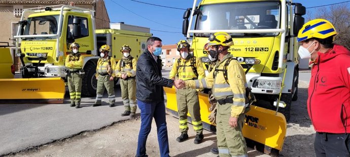 El consejero Antonio Luengo presenta el dispositivo de máquinas quitanieves para garantizar la accesibilidad en espacios rurales y naturales.