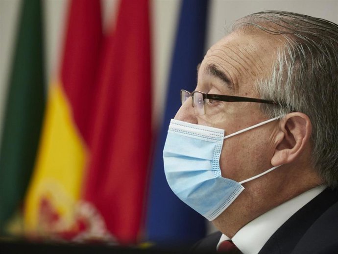 Archivo - El alcalde de Pamplona, Enrique Maya, durante una rueda de prensa (archivo)