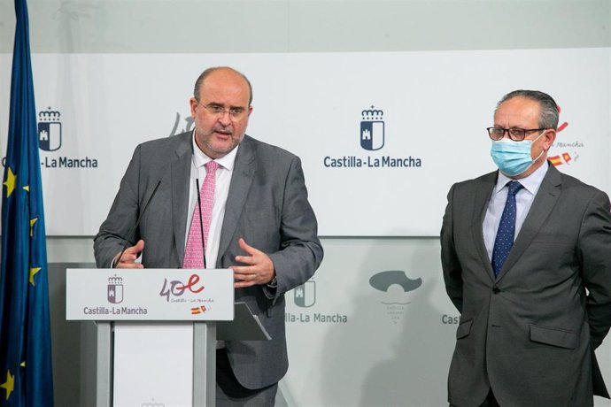 El vicepresidente de Castilla-La Mancha, José Luis Martínez Guijarro, y el consejero de Hacienda y Administraciones Públicas, Juan Alfonso Ruiz Molina
