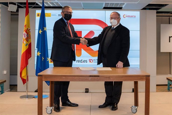 El presidente de Red.Es, Alberto Martínez Lacambra, y el presidente de la Cámara de Comercio de España, José Luis Bonet, firman un convenio para agilizar las ayudas a pymes.