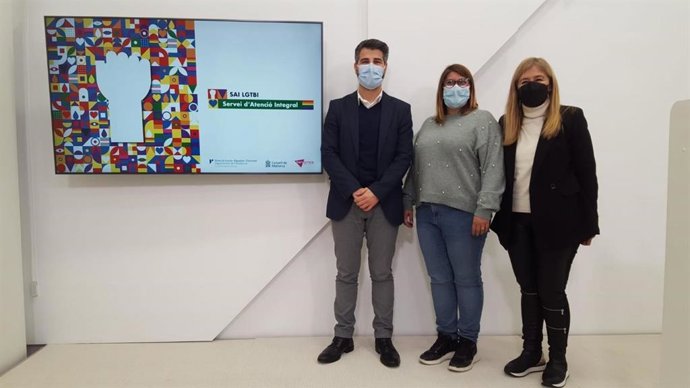 El conseller insular de Presidencia, Javier de Juan; la presidenta de Ben Amics, Tatiana Casado, y la directora insular del IBDona, Rosa Cursach, en la presentación de la ampliación del horario de atención del SAI.