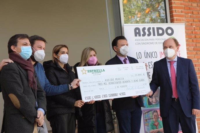 ASSIDO recibe cerca de 4.000 euros gracias a la solidaridad de los murcianos, del Ayuntamiento y de Estrella de Levante