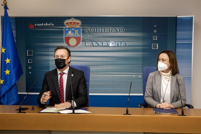 El consejero de Desarrollo Rural, Guillermo Blanco, acompañado de la directora general de Desarrollo Rural, Marisa Pascual, informa en rueda de prensa sobre la convocatoria de las ayudas de la PAC.