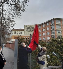El alcalde de Pamplona, Enrique Maya, y la viuda del arquitecto Fernando Redón descubren la placa ubicada en el paseo que lleva su nombre