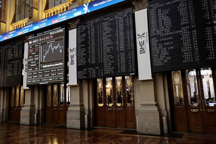 Valores del Ibex 35 en el Palacio de la Bolsa el día en que el Ibex 35 celebra su 30 aniversario, en el Palacio de la Bolsa, a 14 de enero de 2022, en Madrid (España).