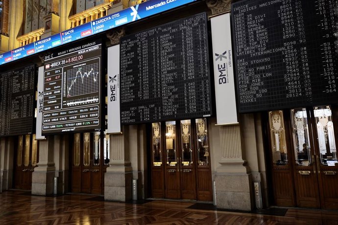 Valores del Ibex 35 en el Palacio de la Bolsa el día en que el Ibex 35 celebra su 30 aniversario, en el Palacio de la Bolsa, a 14 de enero de 2022, en Madrid (España).